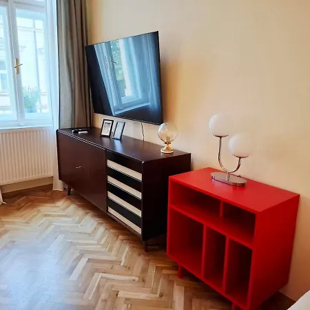 Stylish In A Vibrant District Apartamento Praga