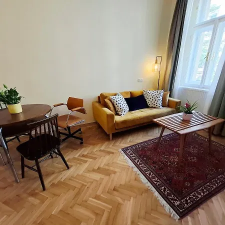 Stylish In A Vibrant District Apartamento